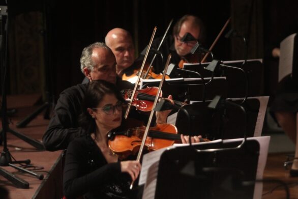 l'orchestra composta da violinisti si esibisce nell'opera Ernani