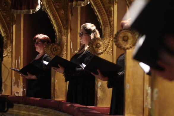 le Coriste nei palchetti del teatro si esibiscono nell'opera Ernani
