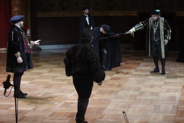 Attori si esibiscono nell'opera Ernani