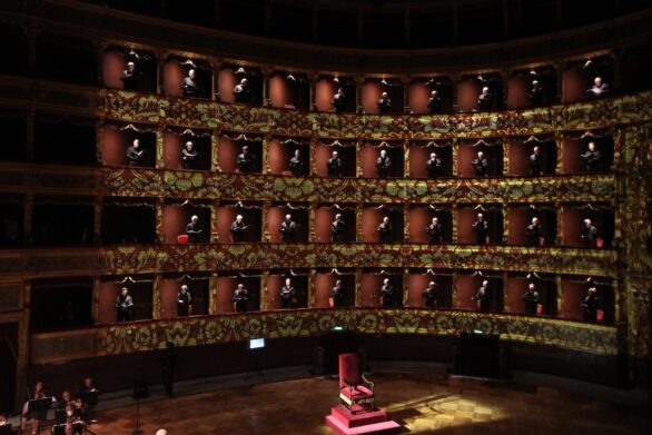 Panoramica dell'orchestra disposta sui palchetti del teatro