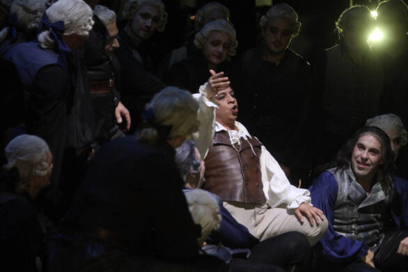 Prospettiva ingrandita del palco. Degli attori sono in scena durante l'opera "Rigoletto"