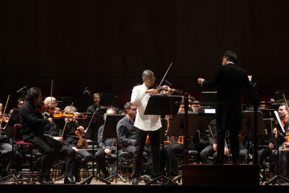 il direttore d'orchestra Umberto Clerici conduce il violinista