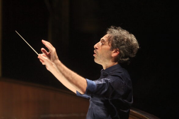 Il direttore d'orchestra mentre dirige l'orchestra