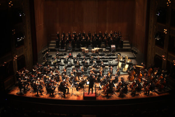 Ampia panoramica dell'orchestra dall'alto