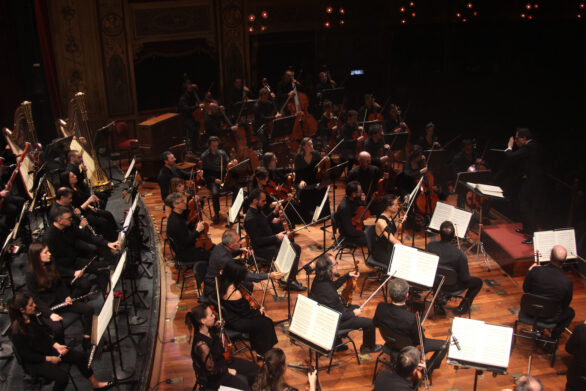 Panoramica dall'alto dell'orchestra che suona all'unisono