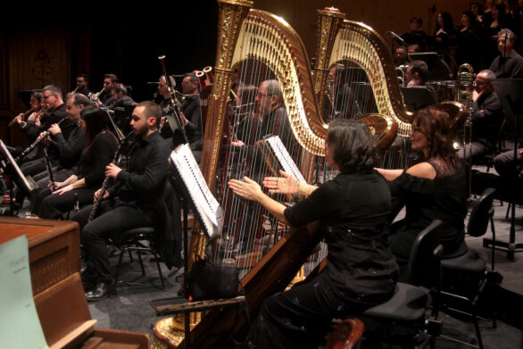 Panoramica dell'orchestra che suona all'unisono