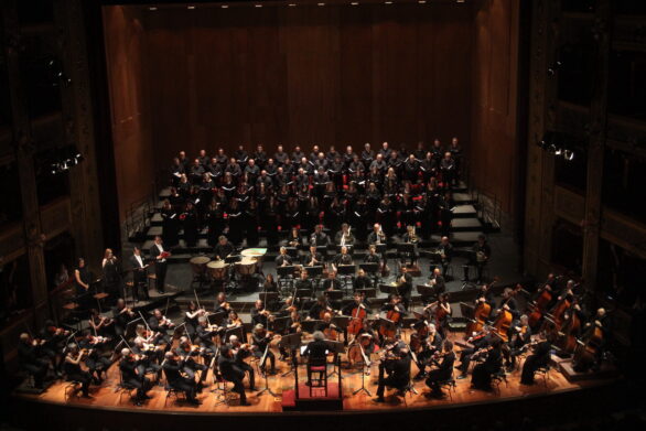 Prospettiva lontana dell'orchestra e coro all'interno del teatro