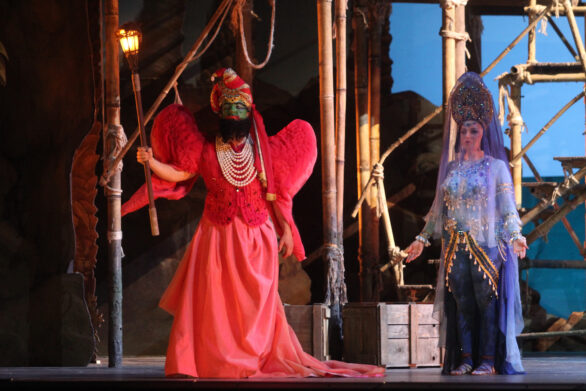 Due attori in maschera sono sul palco immersi nei loro personaggi durante l'opera "Les pêcheurs de perles"