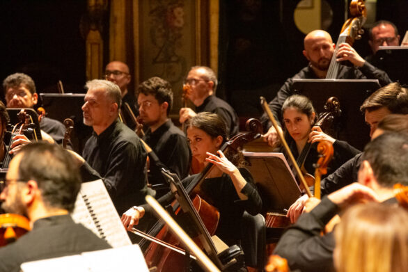 orchestra d'archi durante l'esecuzione del Concerto Ingo Metzmacher