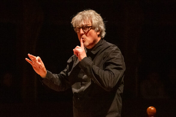 maestro durante l'esecuzione del Concerto Ingo Metzmacher