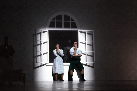 due attori sono in scena nella rappresentazione di Peter Pan