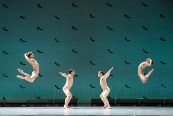 quattro ballerini ballano in maniera acrobatica sul palco