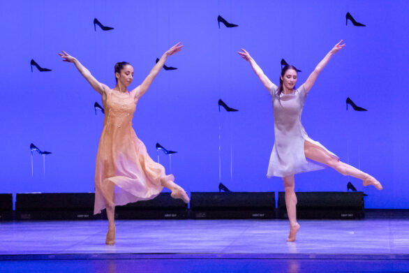due ballerine stanno eseguendo un en pointe