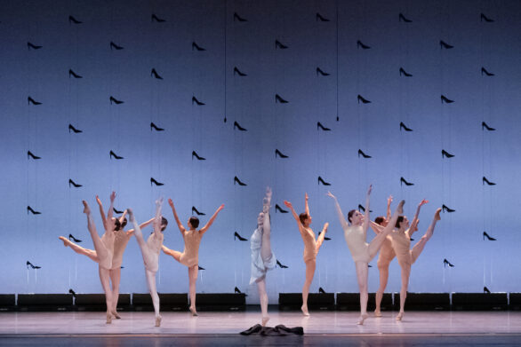 delle ballerine eseguono degli attitude sul palco