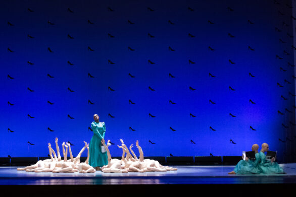 a sinistra dell'inquadratura troviamo una figura vestita di azzurro con un annaffiatoio tra le mani mentre ai suoi piedi si trovano altri ballerini vestiti di bianco; a sinistra due figure androgine vestite di azzurro, si trovano sedute spalla contro spalla e tengono ognuna un libro in mano.