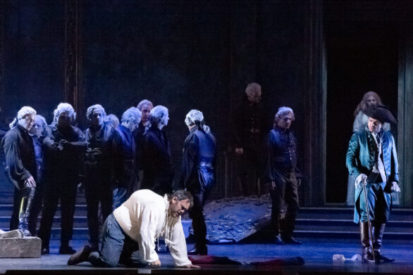 Prospettiva ingrandita del palco. Degli attori sono in scena durante l'opera "Rigoletto"