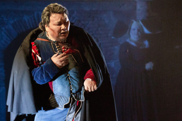 primo piano di un attore in scena sul palco durante l'opera "Rigoletto"