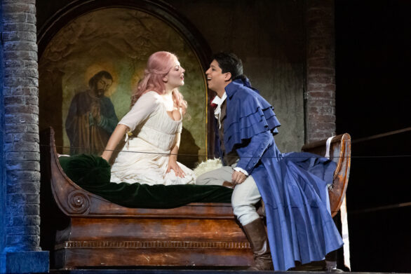 Due attori si trovano sul palco durante l'opera "Rigoletto". Un uomo e una donna si guardano mentre stanno cantando