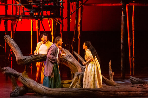 attori in maschera sul palco immersi nei loro personaggi durante l'opera "Les pêcheurs de perles".