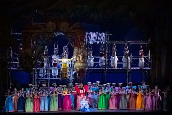 attori in maschera sul palco immersi nei loro personaggi durante l'opera "Les pêcheurs de perles"