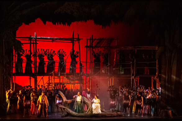 Attori in maschera sul palco immersi nei loro personaggi durante l'opera "Les pêcheurs de perles".