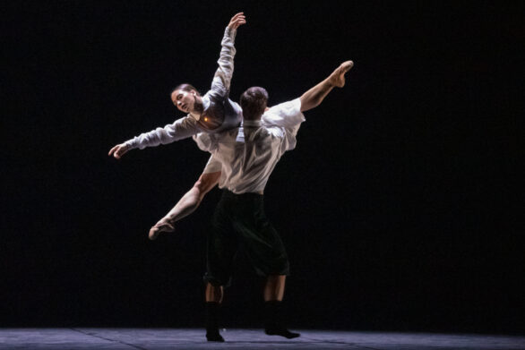 due figure ballano in maniera acrobatica
