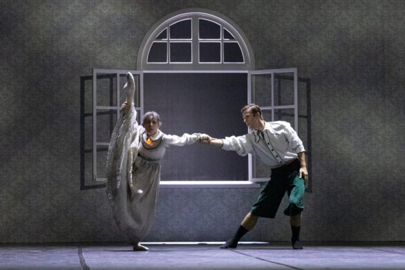 Rappresentazione teatrale di un uomo e una donna mentre si tengono per mano