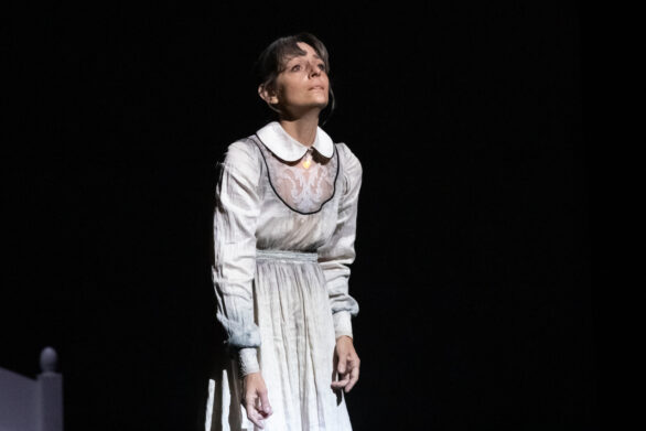 Donna afflitta durante una rappresentazione teatrale