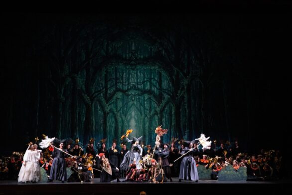 panoramica del palco con tutti gli attori in una delle scene di "Le allegre comari di Falstaff"