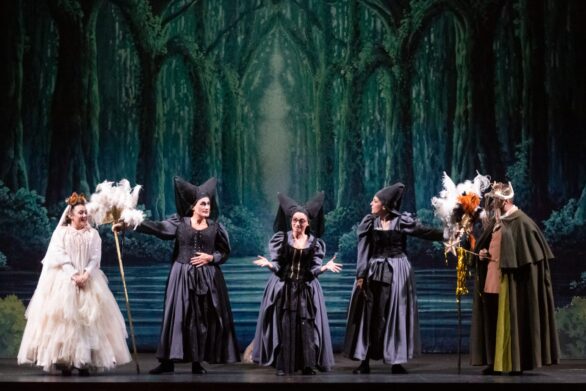Attrici in scena sul palco durante l'opera "Le allegre comari di Falstaff".