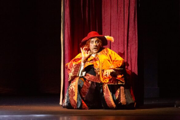 Attore in scena sul palco durante l'opera "Le allegre comari di Falstaff".