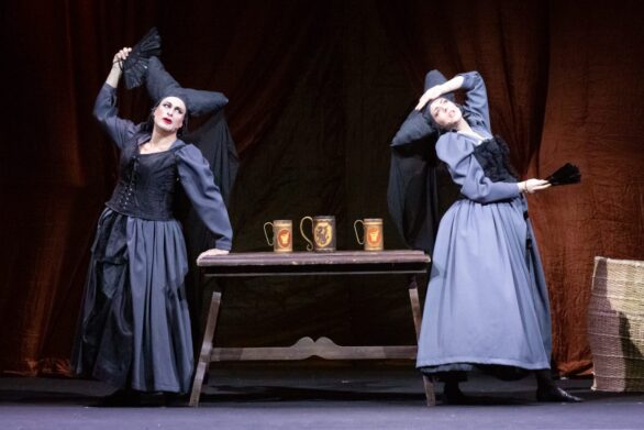 Attrici in scena sul palco durante l'opera "Le allegre comari di Falstaff".