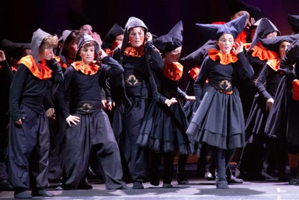 Attori in scena sul palco durante l'opera "Le allegre comari di Falstaff".