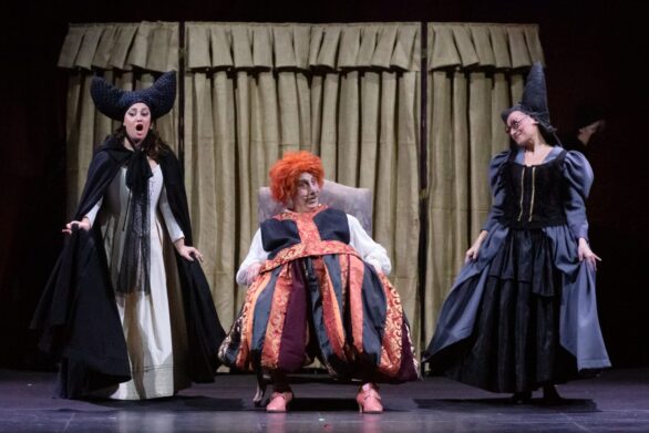 Attrici in scena sul palco durante l'opera "Le allegre comari di Falstaff".