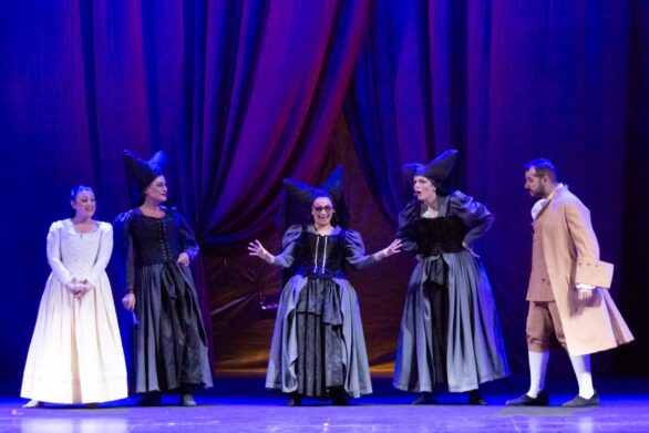 Attrici in scena sul palco durante l'opera "Le allegre comari di Falstaff".