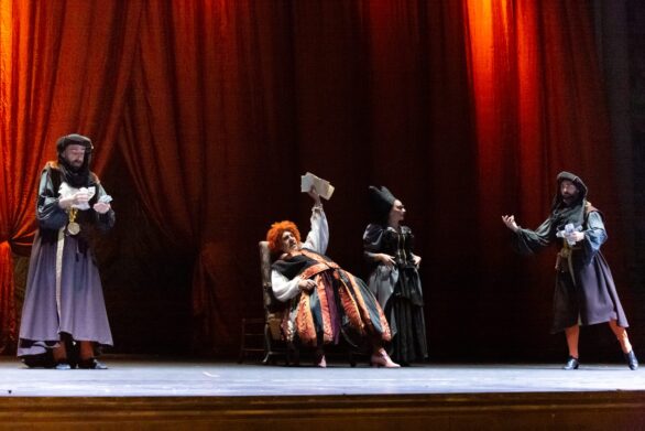 Attori in scena sul palco durante l'opera "Le allegre comari di Falstaff".