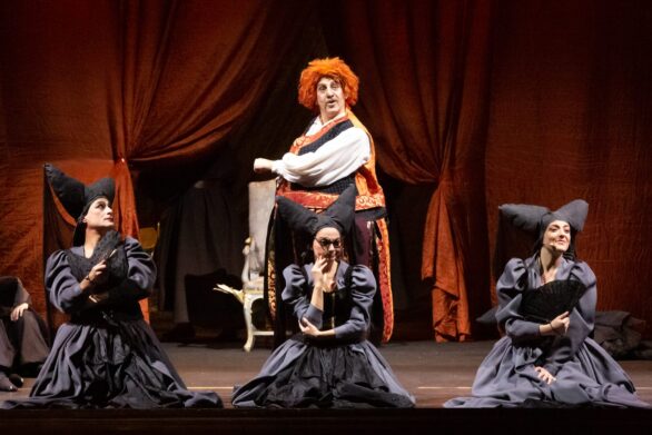 attori sul palco durante Le allegre comari di Falstaff