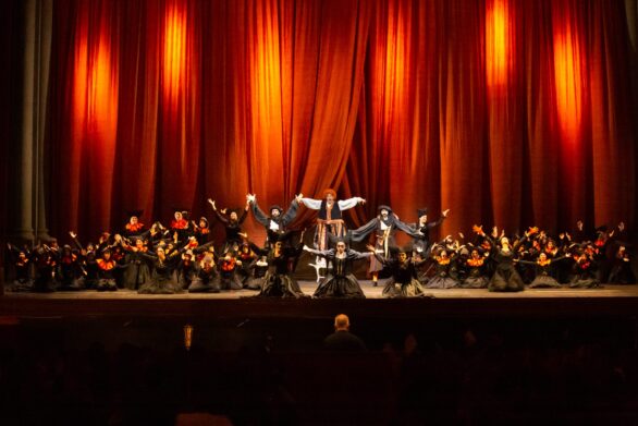 molti attori sul palco nello spettacolo "Le allegre comari di Falstaff"