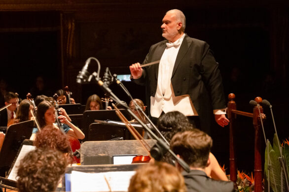 primo piano del direttore d'orchestra all'interno del teatro durante il concerto di Capodanno delle formazioni giovanili