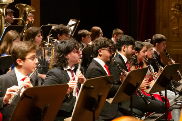 primo piano dei flautisti all'interno del teatro durante il concerto di Capodanno delle formazioni giovanili