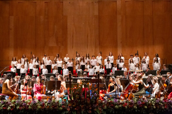 orchestra e coro di bambini all'interno del teatro durante il concerto di Capodanno delle formazioni giovanili