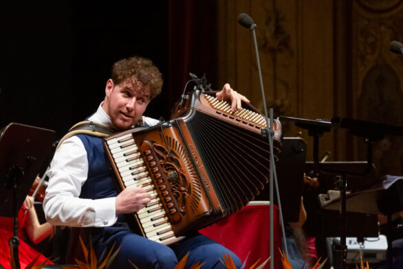 primo piano del fisarmonicista all'interno del teatro durante il concerto di Capodanno delle formazioni giovanili