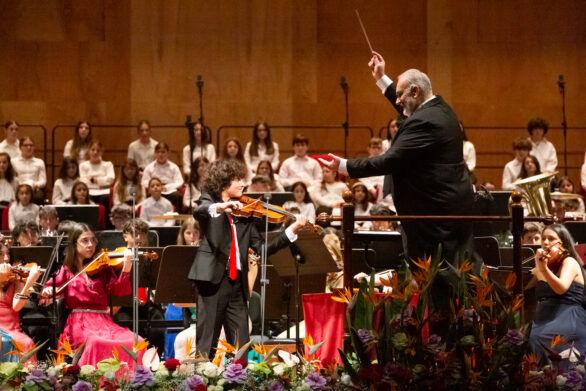 prospettiva avvicinata dell'orchestra all'interno del teatro durante il concerto di Capodanno delle formazioni giovanili.