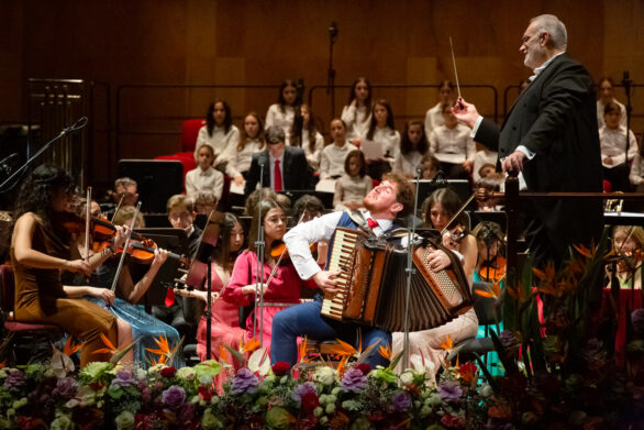 prospettiva angolare dell'orchestra all'interno del teatro durante il concerto di Capodanno delle formazioni giovanili