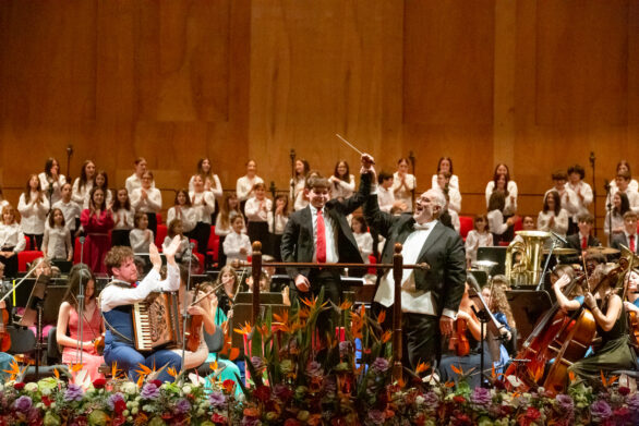 prospettiva frontale dell'orchestra all'interno del teatro durante il concerto di Capodanno delle formazioni giovanili. L'orchestra applaude al suo direttore