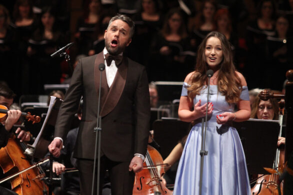 primo piano di due cantanti all'interno del teatro durante il concerto di San Silvestro