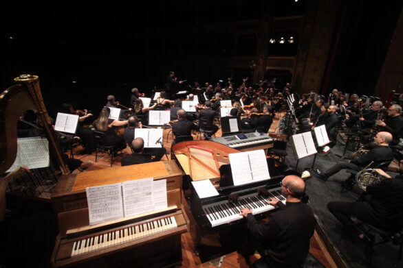 prospettiva angolare dell'orchestra all'interno del teatro durante il concerto di San Silvestro