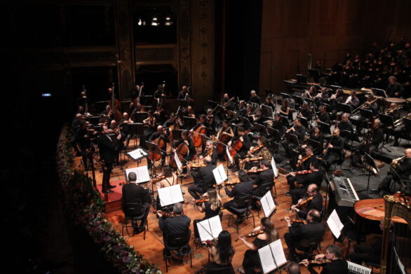 prospettiva angolare dell'orchestra all'interno del teatro durante il concerto di San Silvestro