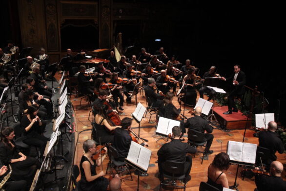 prospettiva angolare dell'orchestra all'interno del teatro durante il concerto di San Silvestro