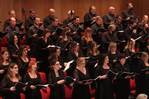 prospettiva ingrandita del coro all'interno del teatro durante il concerto di San Silvestro